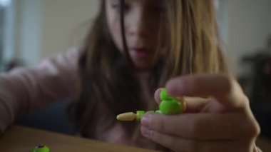 Yoğunlaşmış 8 Yaşındaki Kız Çocuklar Toplama Oyuncağı, Çocukluk Eğlencesi Etkinliği