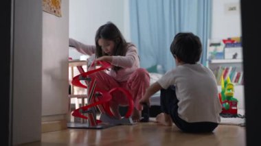 Kardeşler, Oyuncak Otoparkı 'nın tadını çıkarıyorlar Erkek kardeş ve Kız Kardeş Eğlence Anı