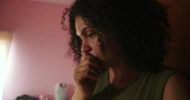 Derin düşüncelere dalmış bir kadının duygusal hassasiyet ve içgözlem sergilemesi, kişisel mücadeleyi ve sessiz yansımasını yakalaması.