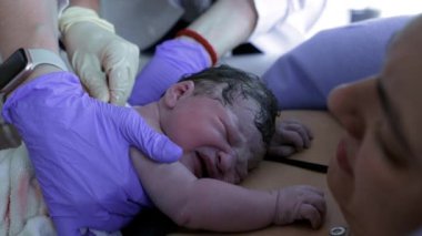 Doğumun ilk anlarında anne göğsünde ağlar. Doğumdan hemen sonra derisini hisseder. Doktor, bir insanın hayatının ilk saniyesinde kalbi muayene eder.
