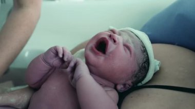 Doğumda Ağlayan Bir Yenidoğan 'ın İlk Anları, Bebeğin İlk Nefesini ve Erken Yaşamı Vurguluyor