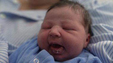 Yeni doğmuş bebek, hayatının ilk gününde yakın plan yüzü, bebeğin hayatının ilk günü.