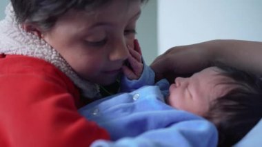 Ağabeyimin yeni doğan kardeşiyle olan hassas anı, rahat bir ortamda nazik bir dokunuşa ve kaynaşmaya odaklanma, aile sevgisi, kardeş bağı ve yeni hayatı hoş karşılama temaları için mükemmel.