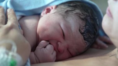 Yeni Doğan 'ın Yüzünün Doğumdan Dakikalar Sonra Kapanışı - Bebek Gelirken Anne ile Cilt Teması Vurgulanıyor