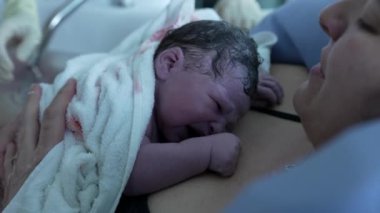 Yeni doğan doğduktan sonra annesinin göğsünde ağlayarak anne-bebek ilişkisinin önemini vurgulayan ilk anlar.