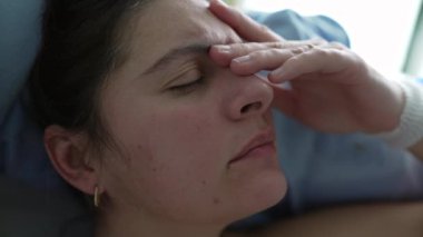 Hamile Kadının Yakın Çekim Yüzü Prelabor Kasılmaları sırasında Acı Yaşıyor, Gözleri Kapalı Eller Alnında, Otantik ve Gerçek Hayat