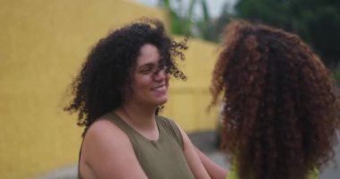 Genç kız annesine sıkıca sarılıyor, gözleri kapalı gülümsüyor, sıcak bir aile ortamında derin bir sevgi ve neşe ifade ediyor.