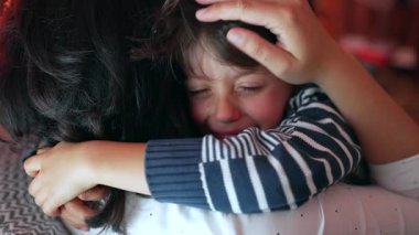 Ağlayan çocuk duygusal bir anda annesine yapışır. Huzur ararken, ellerini sallayarak, üzüntüsünü ve aile bağını ifade ederken, yakınlaşırken.