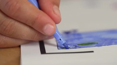 Çocuğa yakın çekim mavi bir işaret ile el boyama, hassasiyet, yaratıcılık ve sanatsal ifade odaklı