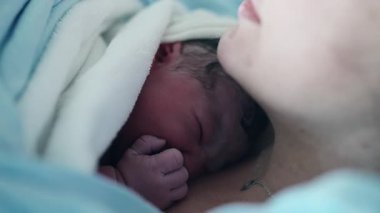 Yeni Doğan Anne Üzerine Dinlenen, Sıcaklığı Vurgulayan ve Cilt Cilde Temasla Otantik Doğum Sonrası Anı