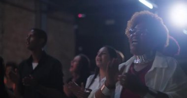 Evanjelik kilise ayini sırasında alkış tutan ve ibadet eden cemaat, neşeli ifadesi, gözlüğü, canlı saçı ve takısı olan Afro-soyundan gelen kadın, inanç kutlamaları.