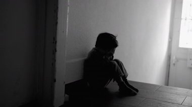 Tek Renkli Genç Yalnız Başına Duygusal Krizle Karşı Karşıya Gelen, Dimly Lit Household Koridorunda oturan, Ellerle Yüzü Saklayan, Çocukluk Depresyonunu ve Utancı Siyah-Beyaz Sembolize Eden