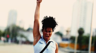 20 'li yaşlarda Afro-Amerikan Genç Kadın Yükseltilmiş Yumruk, Dayanışma ve Gücün Dramatik İfadesi