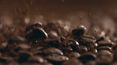 Düşen Kahve Fasulyeleri ve Dağınık Toz Yavaş Çekimde 1000 fps 'de yakalandı