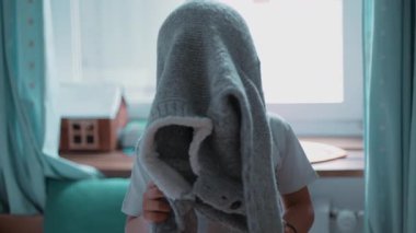 Çekici Çocuk, 5 yaşında Kafkasyalı Çocuk Soğuk Hava için Yatak Odasında Solo Giyiniyor