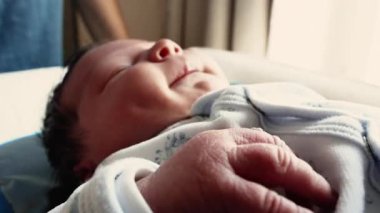 Yeni doğmuş bir bebeğin küçük ellerinin detaylı makro görüntüsü, bebek hayatının ilk haftasındaki karmaşık ayrıntılarını ve hassasiyetini vurguluyor.