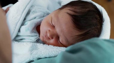 Bebek yeni doğmuş bebek derin, pasaklı, hassas ilk günlerinde, bebeğin ilk haftasında uyuyordu.