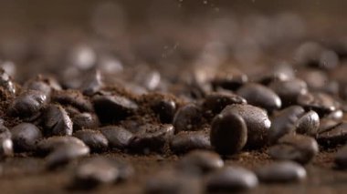 Kahve Fasulyelerinin Makro Yakın Çekim Etkisi Süper Yavaş Çekimde Toza dönüşüyor, Yüksek Hızda Kamera ile 800 fps hızla çekiliyor.