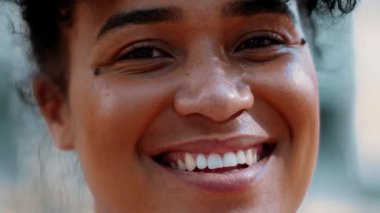 Neşeli Siyah Brezilyalı Kadın Kameraya Gülümsüyor, 20 'li yaşlarda, Kıvırcık Saçlı Güney Amerikalı Kadın, Arkadaşça İfadesiyle Afrika Dili