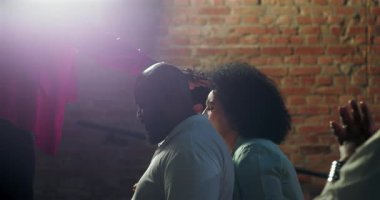 Vaiz, ruhani tören boyunca katılımcıları kutsa, dua eden adam ellerini kaldırsın, çeşitli cemaat, saygı ve kutsal bağ ile duygusal ibadet anı olsun.