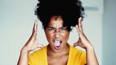 Oen, kameraya bağıran, elleriyle hareket eden suratını buruşturan, aşırı öfke ve hüsran hisseden genç siyahi bir kadını üzdü. Yirmili yaşlardaki birinin aşırı tepkisi.