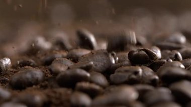 Yüksek Hız Kamerası, kahve çekirdeklerini ve pudra tozunu 800 fp 'de Makro Yavaş Çekimde yakalıyor.