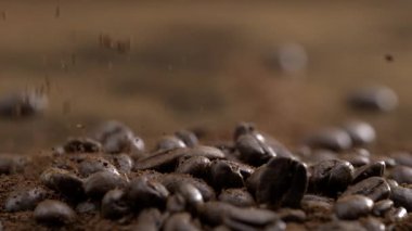 Kahve Fasulyelerinin Makro Yakın Çekimi ve 800 fps hızla düşen Barut