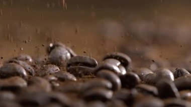 Kahve çekirdekleri, makro mercekle yakalanan 1000 fps hızla süper yavaş çekimde düşüyor.