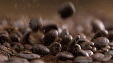 Kahve Fasulyeleri Süper Yavaş Çekimde 1000 Fps 'te, Cafe Powder Airborne' da Macro Lens 'le yakalandı.