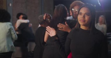 Cemaat üyeleri kilise ortamında gülümsemeleri sıcak bir şekilde kucaklıyor ve paylaşıyor, birlik, inanç ve karşılıklı destek ortamını teşvik ediyorlar.