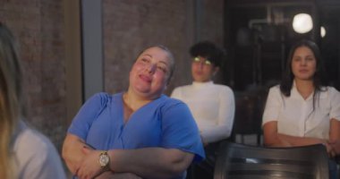 İbadet sırasında cemaatte gülümseyen kadın, inancın ve maneviyatın neşeli kutlaması, birlik ve minnettarlığın dingin bir kilise atmosferinde vurgulanması