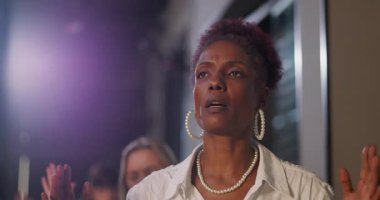 Gözleri kapalı haç işareti yapan kadın, derin dua, duygusal bağlantı, Hristiyan inancı, ibadet, manevi bağlılık, toplumda birlik