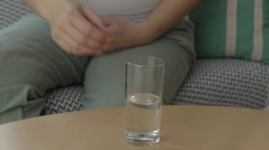 Müstakbel Anne Sağlık Bakımı - Üçüncü üç aylık dönemde koltukta otururken bir bardak suyla su içmek