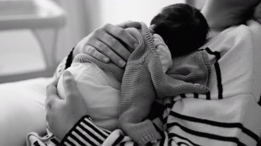 Monochrome 'da Annelik Yaşamı - Siyah ve Beyaz Sandıkta Yeni Doğanla Uyuyan Anne