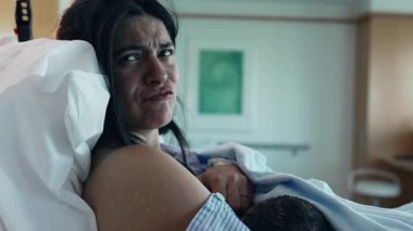 Anne hastanede doğumdan sonra bebeğini emziriyor. Annenin doğumdan sonra ilk kez bebeğiyle bağ kurduğu an.