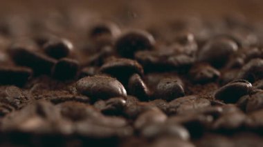 Kahve çekirdeğinin Macro mercekleri Süper Yavaş Çekimde 1000 fps hızla düşüyor