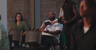 Kilisede toplanan, ayakta duran ve ibadet eden, derin ruhsal bağlantı gösteren ve odaklanan bir grup insan.