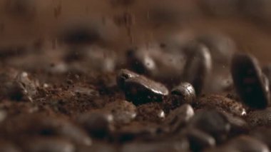 Kahve Fasulyeleri Süper Yavaş Çekimde 1000 fps hızla Macro merceklerle yakalandı.