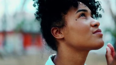 Minnettar Afrikalı Genç Amerikalı Kadın Tanrı 'ya dua ediyor ve daha yüce bir güce ruhsal olarak bağlanıyor.