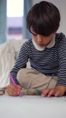 Kalem, düşünceli ifade, yaratıcı aktivite, çocukluk konsantrasyonu, sanatsal keşif, kapalı alanda öğrenme, sanat projesine odaklanma, günlük çevre.