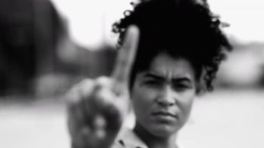 20 'li yaşlardaki Afro-Amerikan Kadın Kameraya Onaylamama, Siyah-Beyaz Reddetme ve Reddetme Konsepti