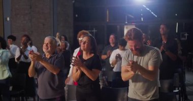 İbadet üstüne ibadet eden cemaat, arka planda parlayan bir haçla kilise ayini sırasında ruhsal bağlantı kuran çeşitli geçmişlere sahip bireyler.