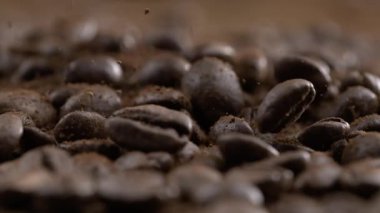 Makro Kahve Fasulyeleri 1000 fp hızla Süper Yavaş Çekimde Düşüyor