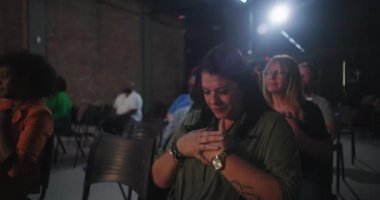 İbadete katılan, duaya sarılan, inanç ifade eden, kilise kuran, arka planda aydınlatılmış haç, ruhsal bağlantı, çeşitli ibadet grupları