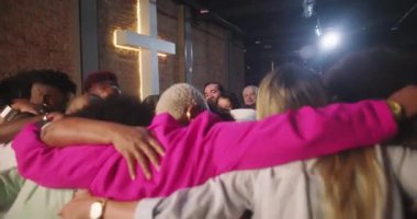 Bir kilisede grup kucaklaşması, inanç ve topluluk içinde birleşmiş farklı bireyler, bağlantıyı teşvik etmek, ruhani kardeşlik ve birliktelik ve kapsayıcılık kutlaması.