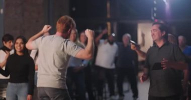 İbadet sırasında kilisede toplanan çeşitli cemaatler, ellerinde zarflar tutan neşeli bireyler, birlik, inanç ve toplumsal bağlantıyı manevi olarak kutluyorlar.