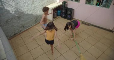 Çocuklar açık havada birlikte oynuyorlar, kaygısız çocukluk eğlencesi, atlama, basit anlardan zevk alma, eğlenceli enerji, aile bağları, açık havada keyifli zaman geçirme