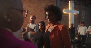 Bir Hıristiyan etkinliği sırasında kucaklaşan cemaat üyeleri, sevgi ve destekle ruhsal bir bağlantı anlarını paylaşıyorlar.