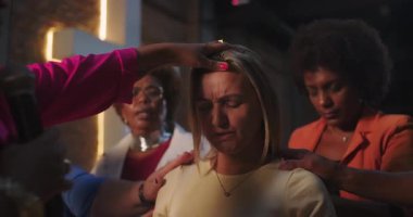 Hıristiyan kilisesinde namaz kılan, ruhani bağlantı anında kadınlara el kaldıran grup, destek veren inanç topluluğu, çeşitlilik, dini ve duygusal deneyim