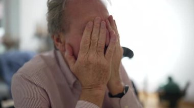 Son sınıf öğrencisi, derin derin düşüncelere dalmış ve endişeli bir ifade sergiliyor, iç mekan ayarları, duygusal derinliği ve kişisel mücadeleyi yakalıyor.